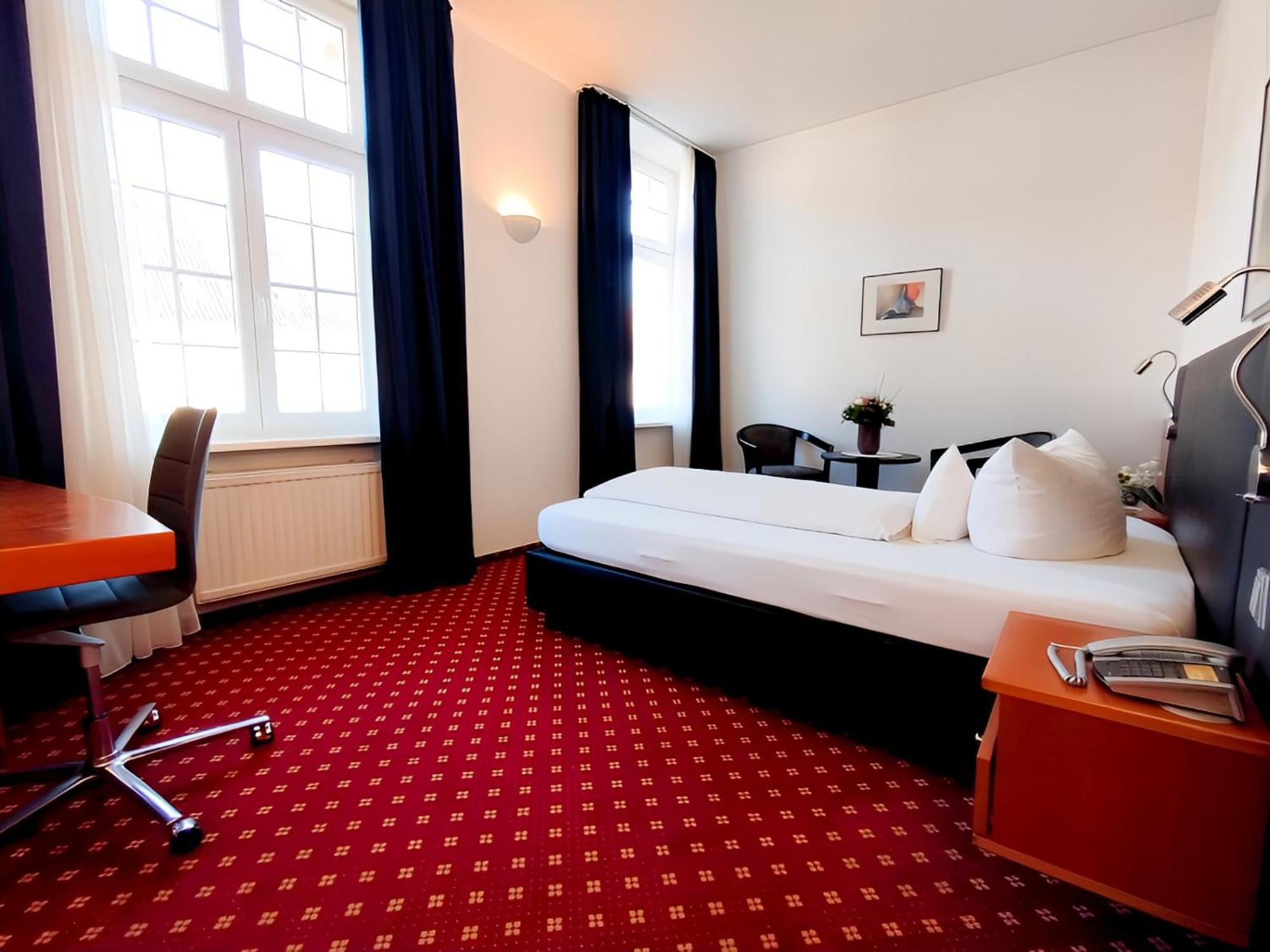 Hotel Schwert ราชตัทท์ ภายนอก รูปภาพ