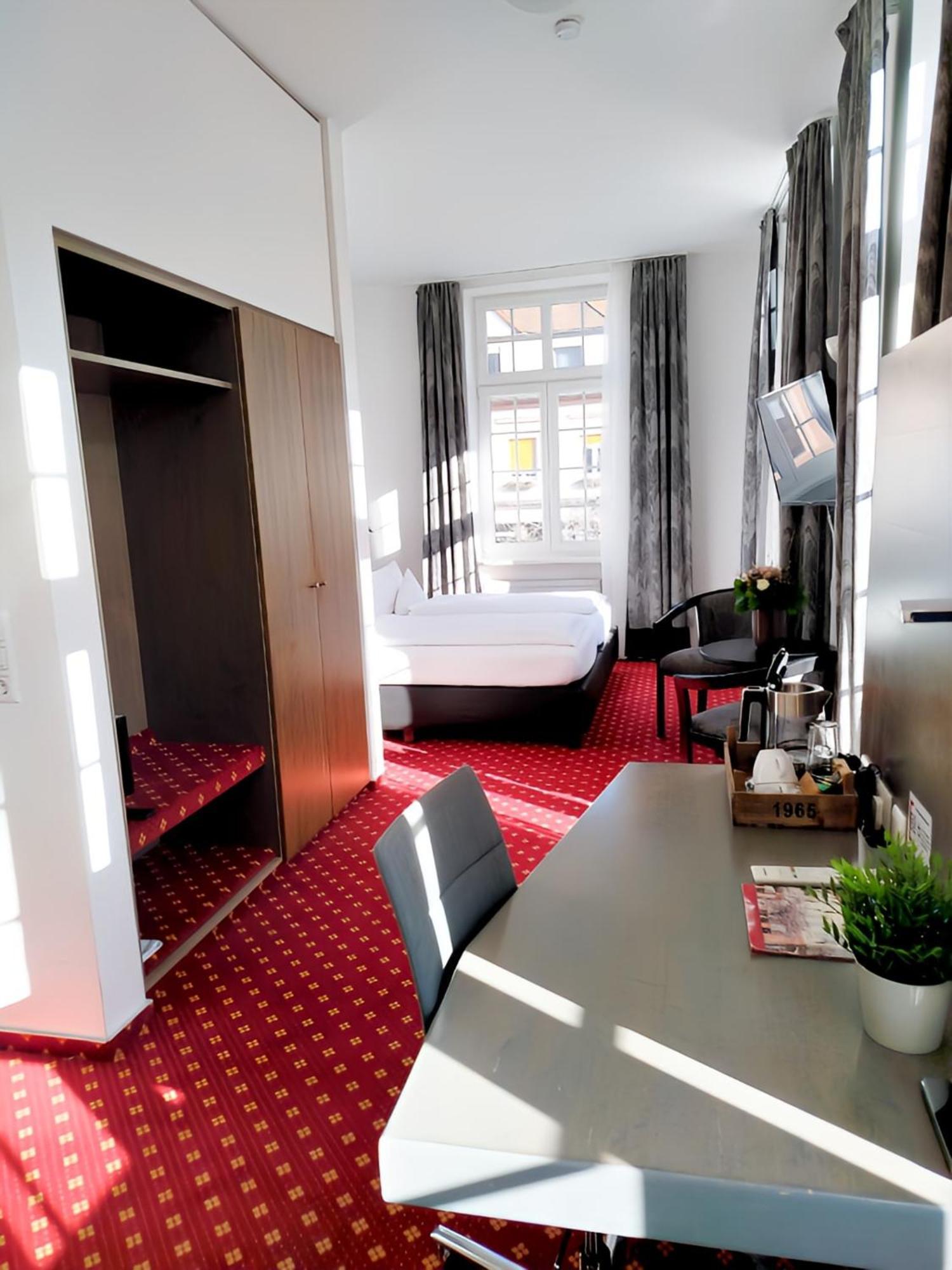 Hotel Schwert ราชตัทท์ ภายนอก รูปภาพ