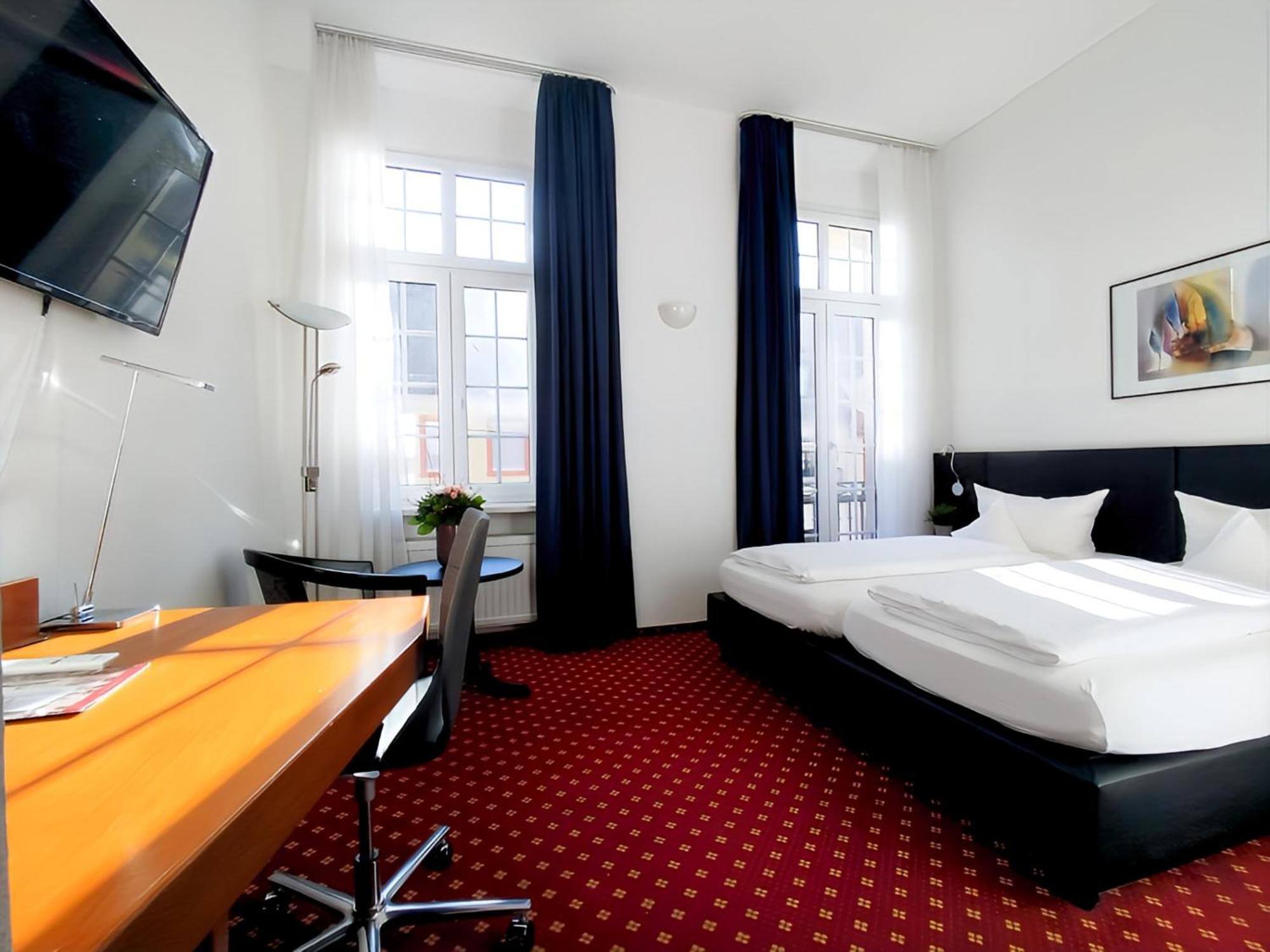 Hotel Schwert ราชตัทท์ ภายนอก รูปภาพ